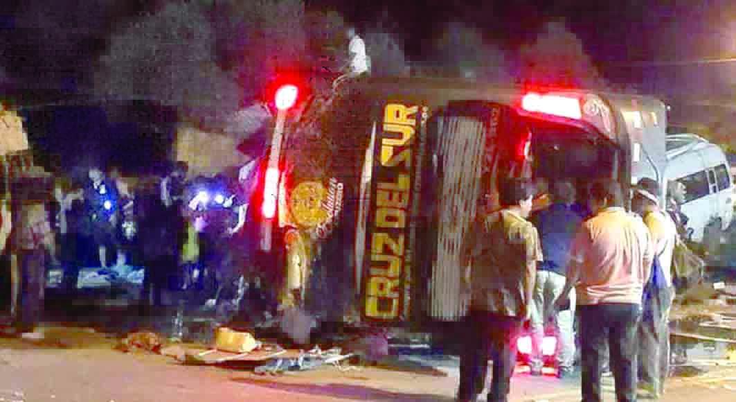 Bus choca 8 minivans  y deja 16 muertos
