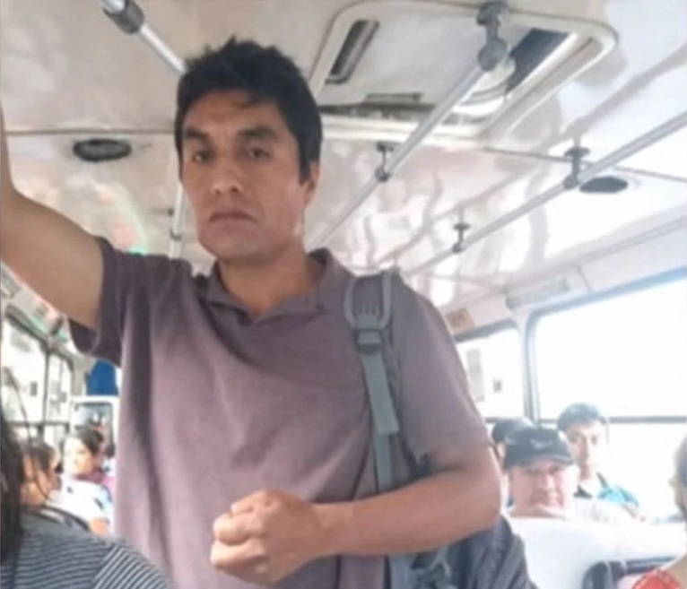 Sujeto que le grabó con su celular en las piernas y sus partes íntimas, mientras viajaban dentro de un bus