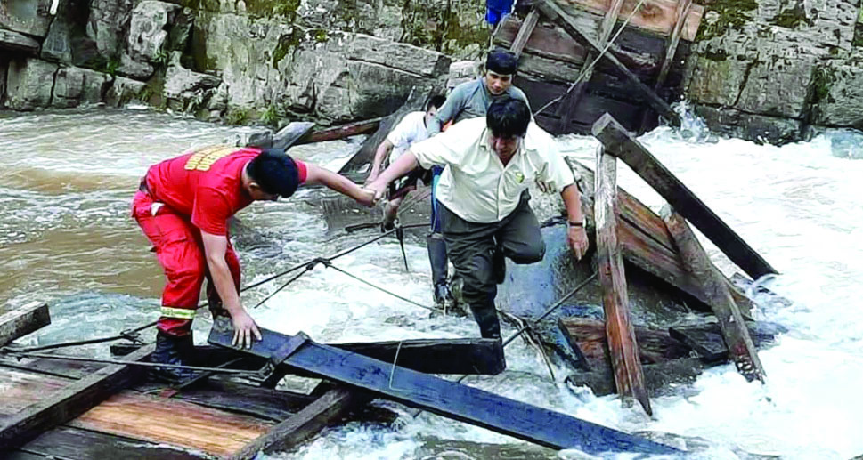 Pasco: dos muertos dejó el colapso de puente colgante