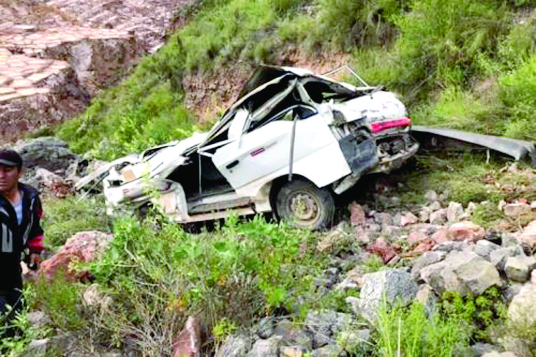 Seis muertos deja caída de carro a barranco en Cusco