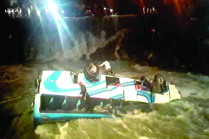 Bus con 45 pasajeros cayó a un río en Puno