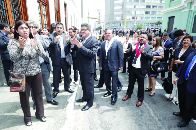 Decenas de jueces y fiscales de todo el país marcharon este viernes por las calles de Cercado de Lima