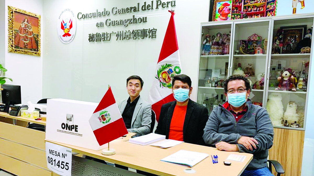 En China votaron con guantes y mascarillas por el coronavirus