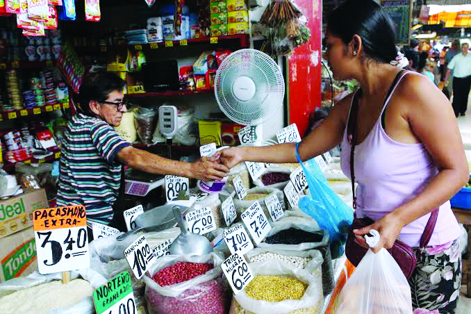 Precios al consumidor en Lima  subieron 1.9%, según el INEI