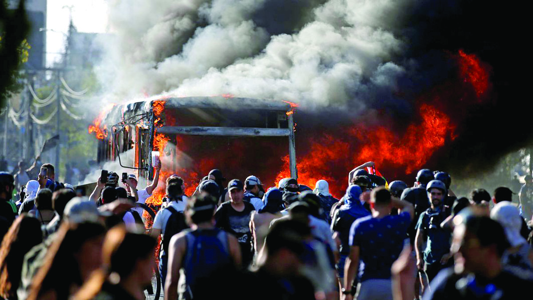 Chilenos reanudaron protestas con incendio de bus y enfrentamientos