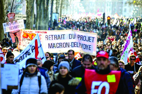 Tras otra jornada de protestas e incidentes, Macron suavizó  su reforma de pensiones