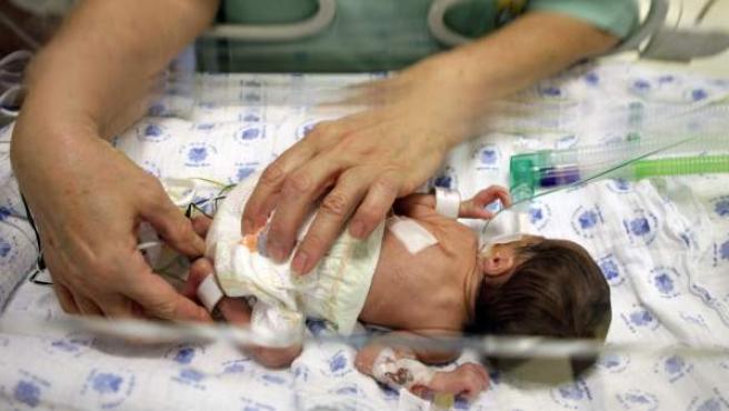 Detienen a enfermera que inyectó leche con morfina a 5 bebés