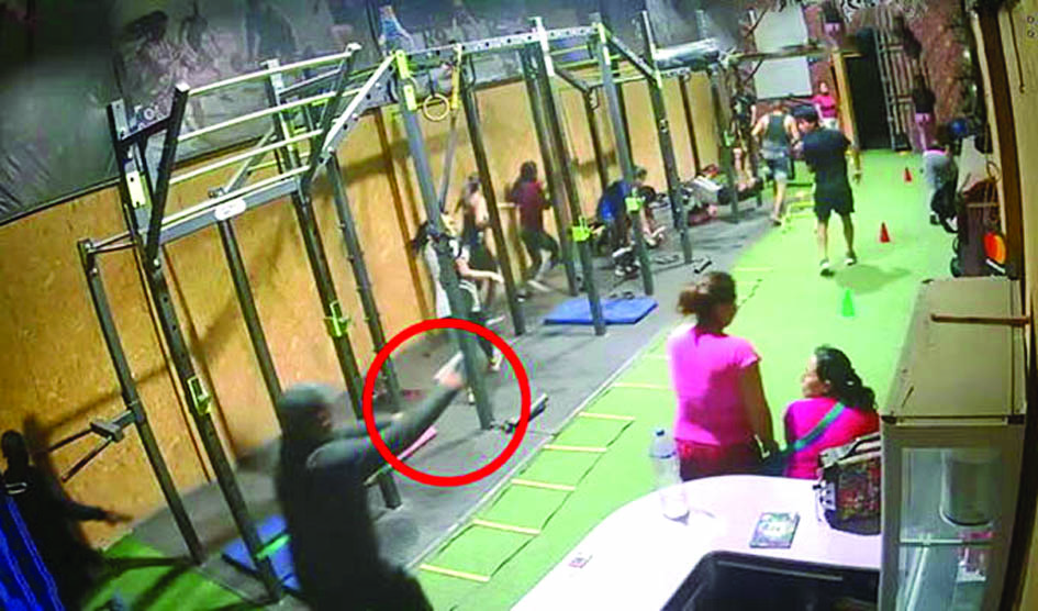 Delincuentes roban gimnasio y clientes en un minuto