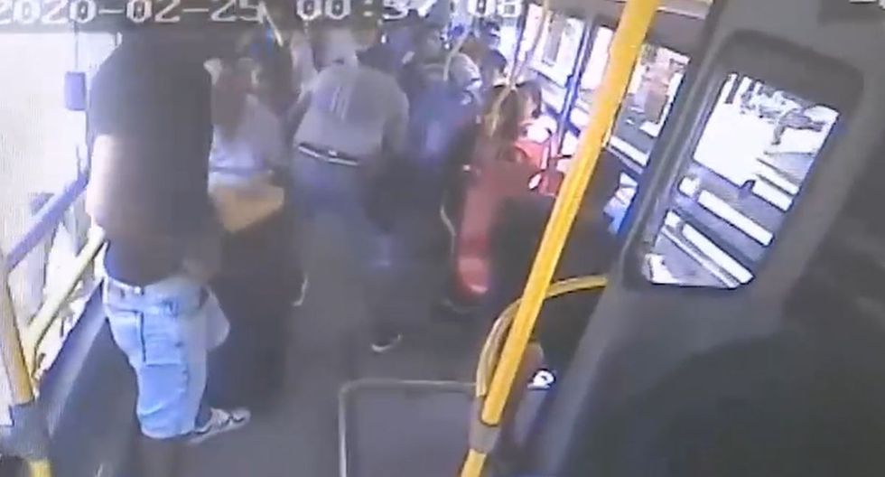 Asaltan a 21 pasajeros al interior de un bus