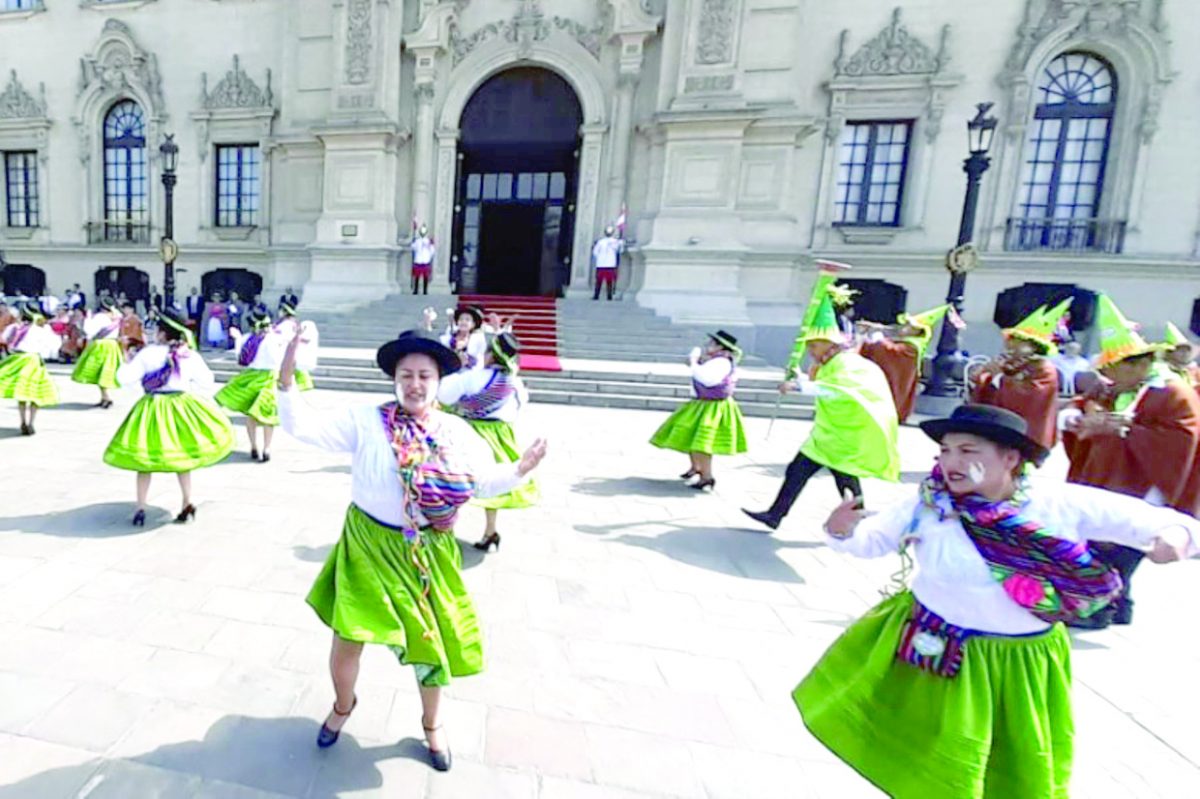Con desfile de comparsas lanzan Carnaval Ayacuchano 2020