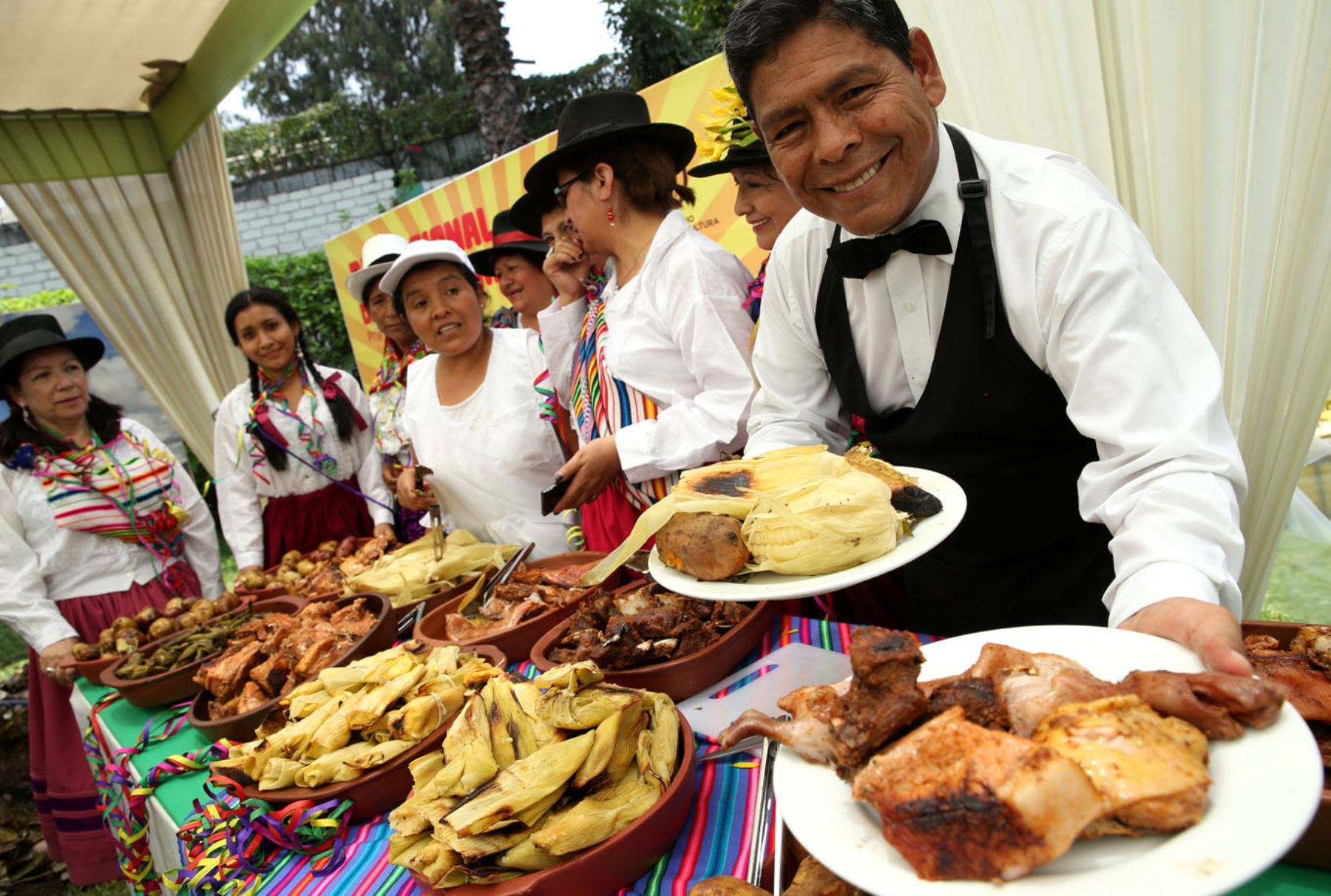 Peruanos celebran el Día de la Pachamanca