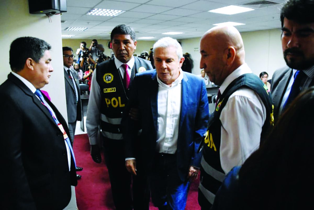 Luis Castañeda Lossio, tres veces alcalde de Lima, afrontará investigación por Caso OAS bajo prisión preventiva.