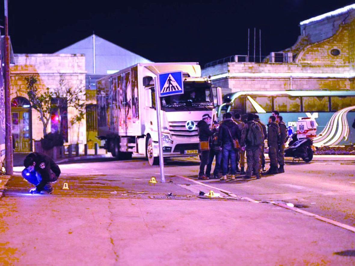 Ataque terrorista con auto deja 14  militares y 2 civiles heridos