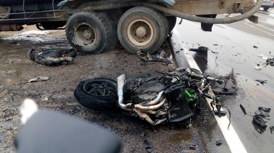 Motociclista muere al ser impactado por un camión en Asia [Vídeo]
