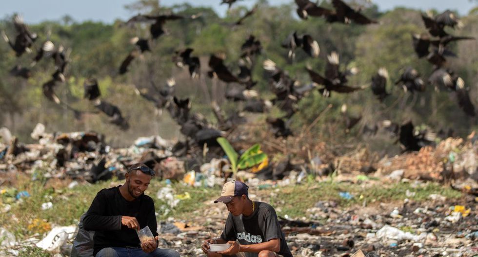 Venezolanos disputan con buitres los restos de comida en un basural