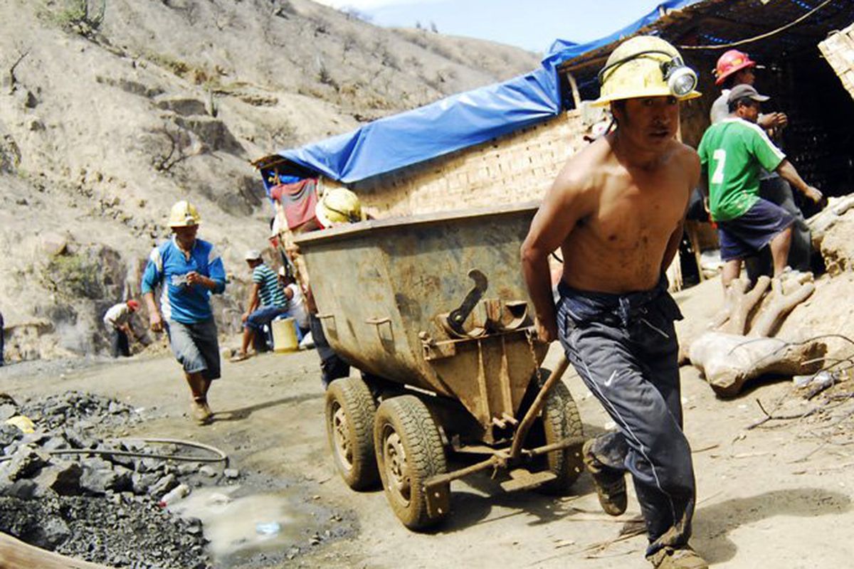 Mineros se exponen a químicos contaminantes