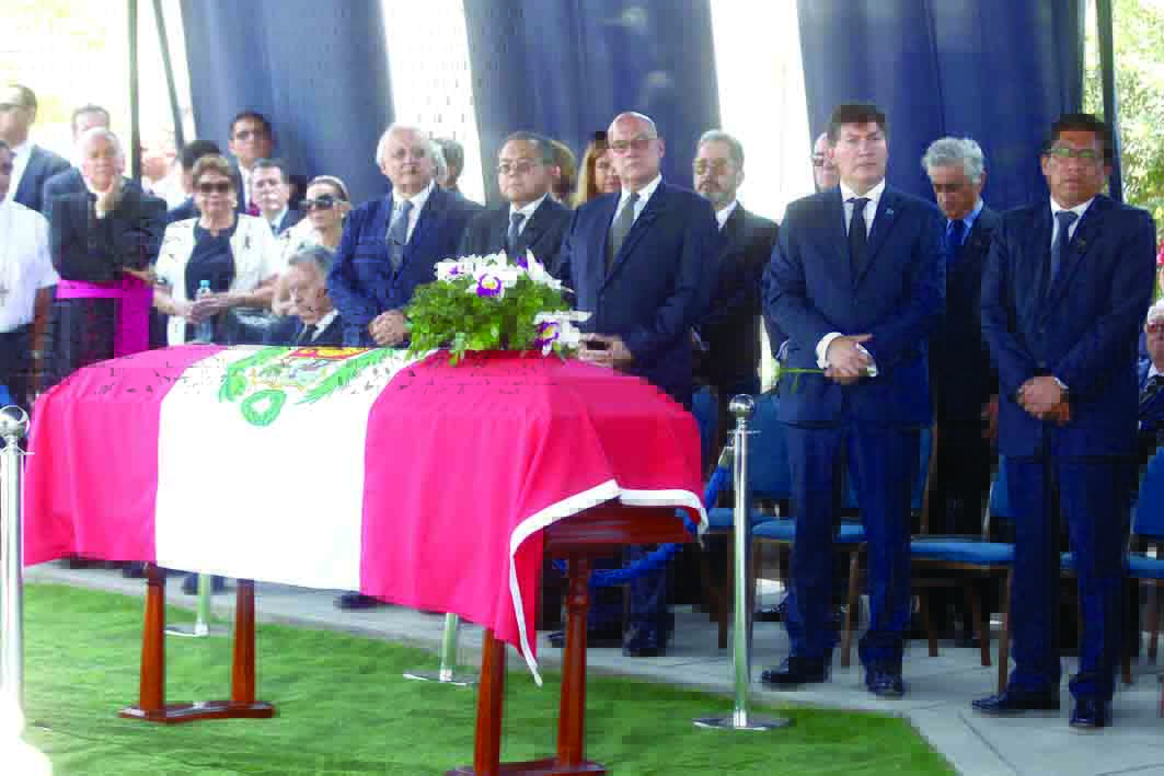 Antes de su entierro, se ofició una misa de cuerpo presente en memoria de Javier Pérez de Cuéllar.