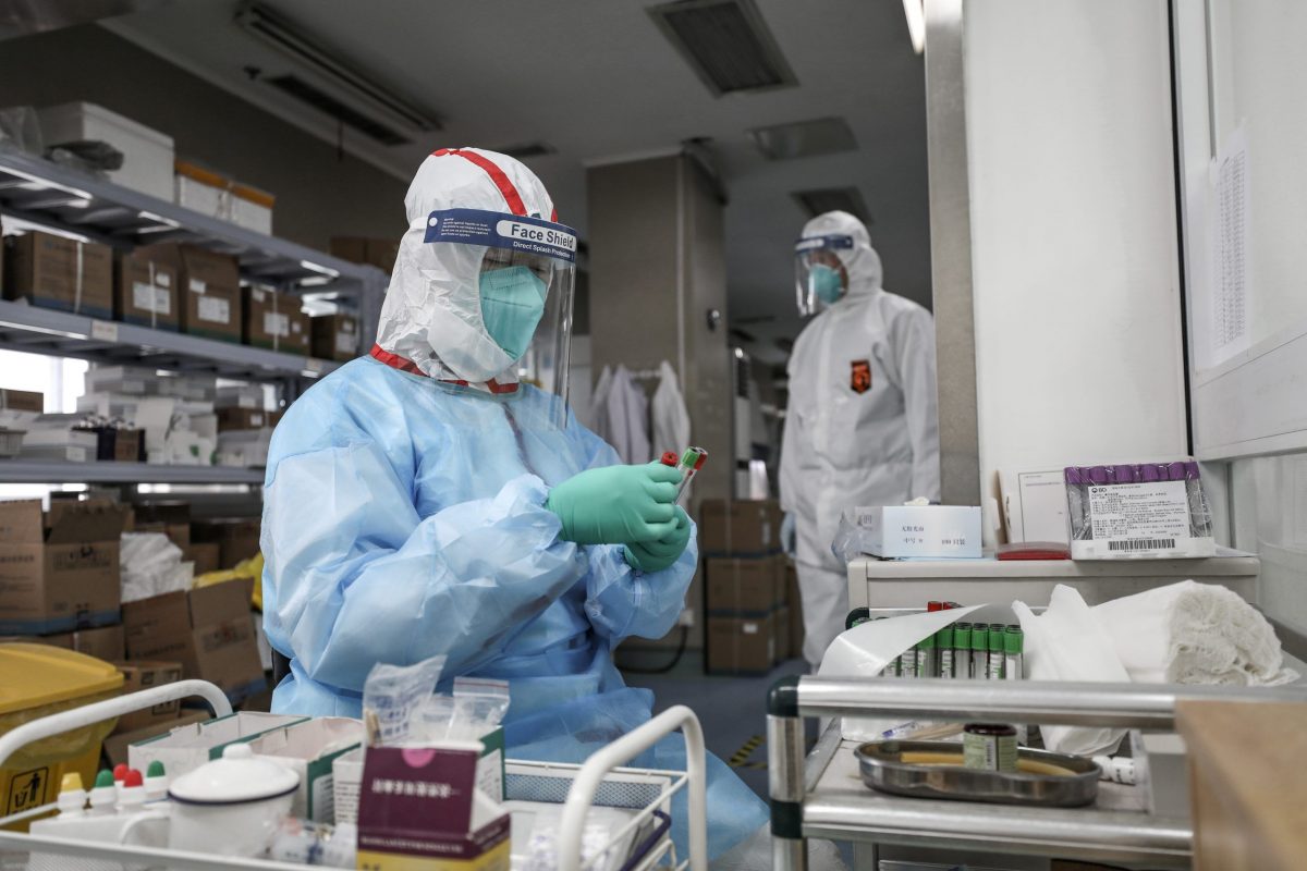 Investigadores chinos hallan evidencia de que nuevo coronavirus no es artificial