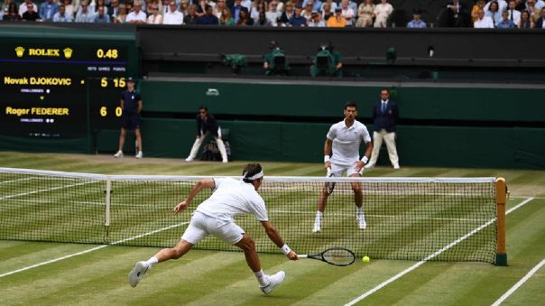 Roger Federer frente a Novak Djokovic en la final de Wimbledon 2019.