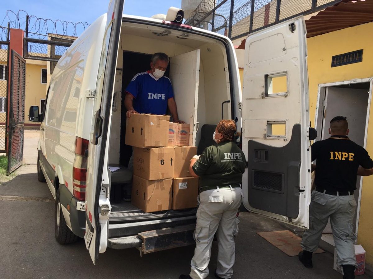 Internas del penal de Chorillos reciben kits de protección contra el Coronavirus