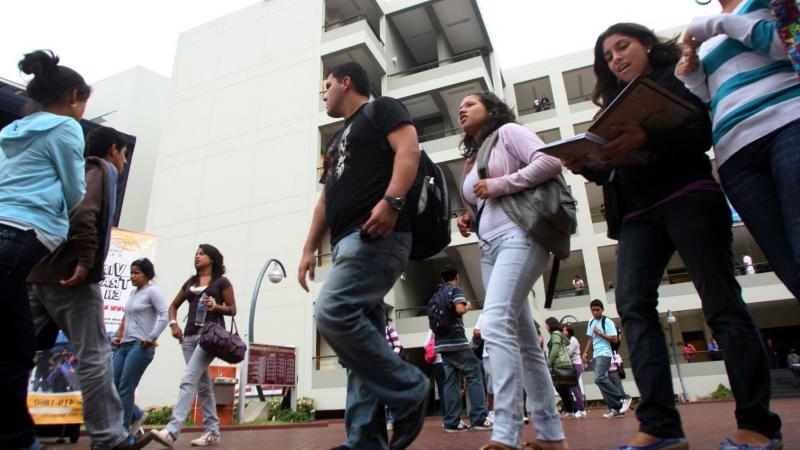 Egresados de universidades sin licencia podrán titularse en otras casas de estudio