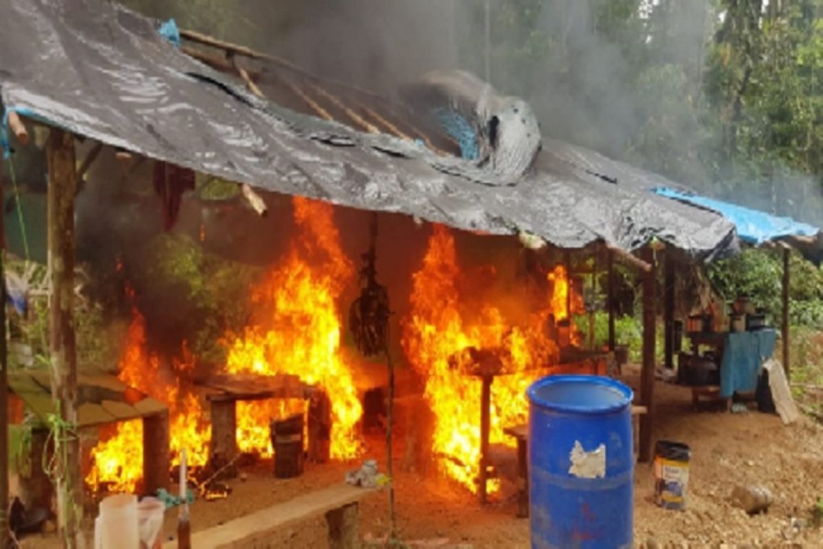 Militares y PNP destruyen cuatro campamentos de minería ilegal