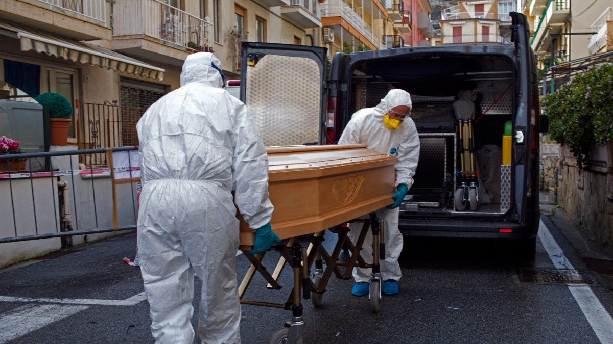 Sigue récord de baja de muertos en Italia, Reino Unido y España
