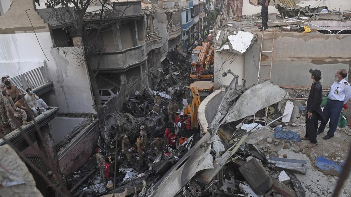 Un Airbus se estrella sobre casas en ciudad pakistaní