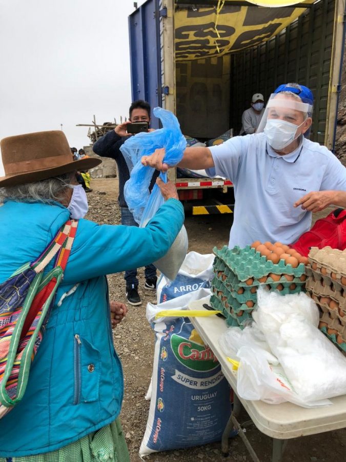 Médico Inglés que quedó varado en Perú lleva ayuda a familias de VMT