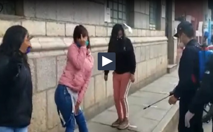 Mujeres ebrias agreden e insultan a policía que las intervino [Vídeo]