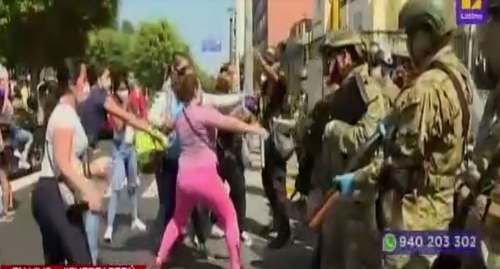 Venezolanas agreden e insultan a policías y militares