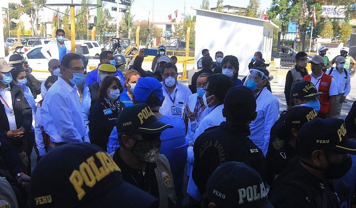 Arequipa: Médicos protestan contra Vizcarra en hospital