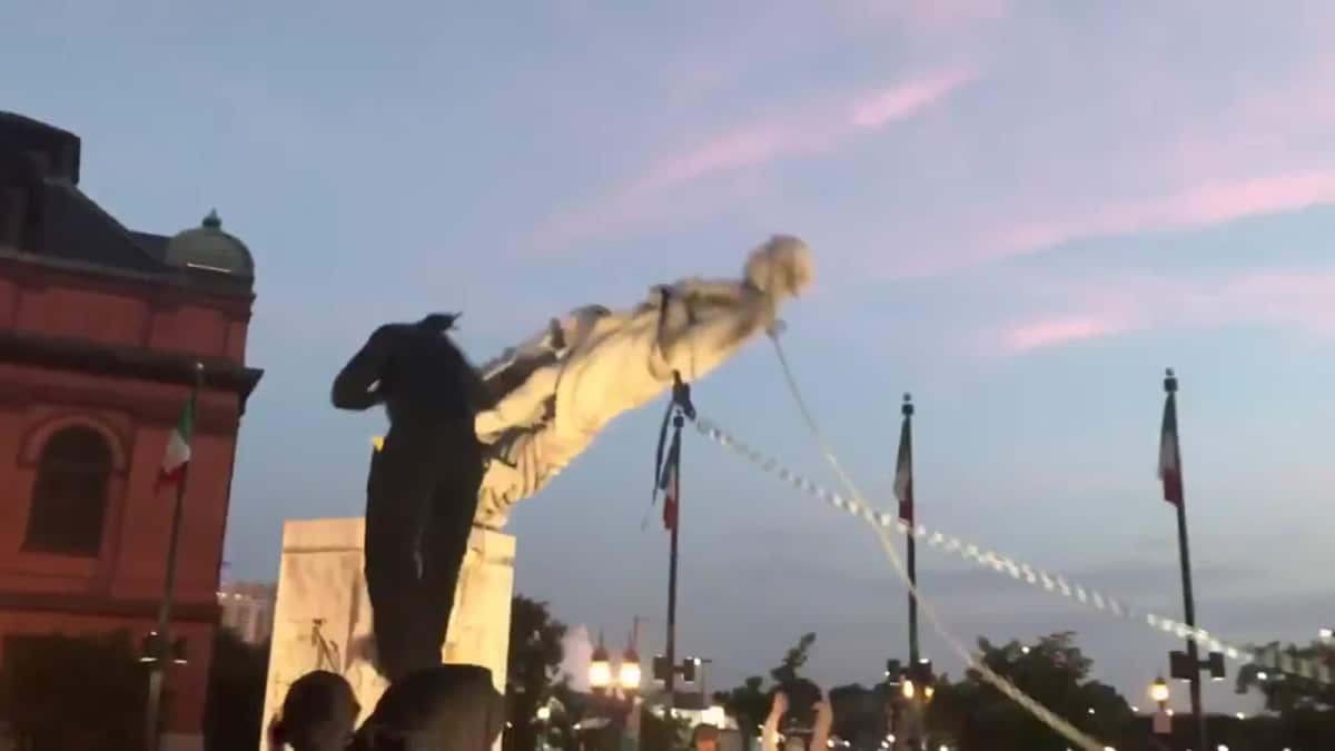 Derriban y arrojan al mar monumento a Colón en Día de la Independencia