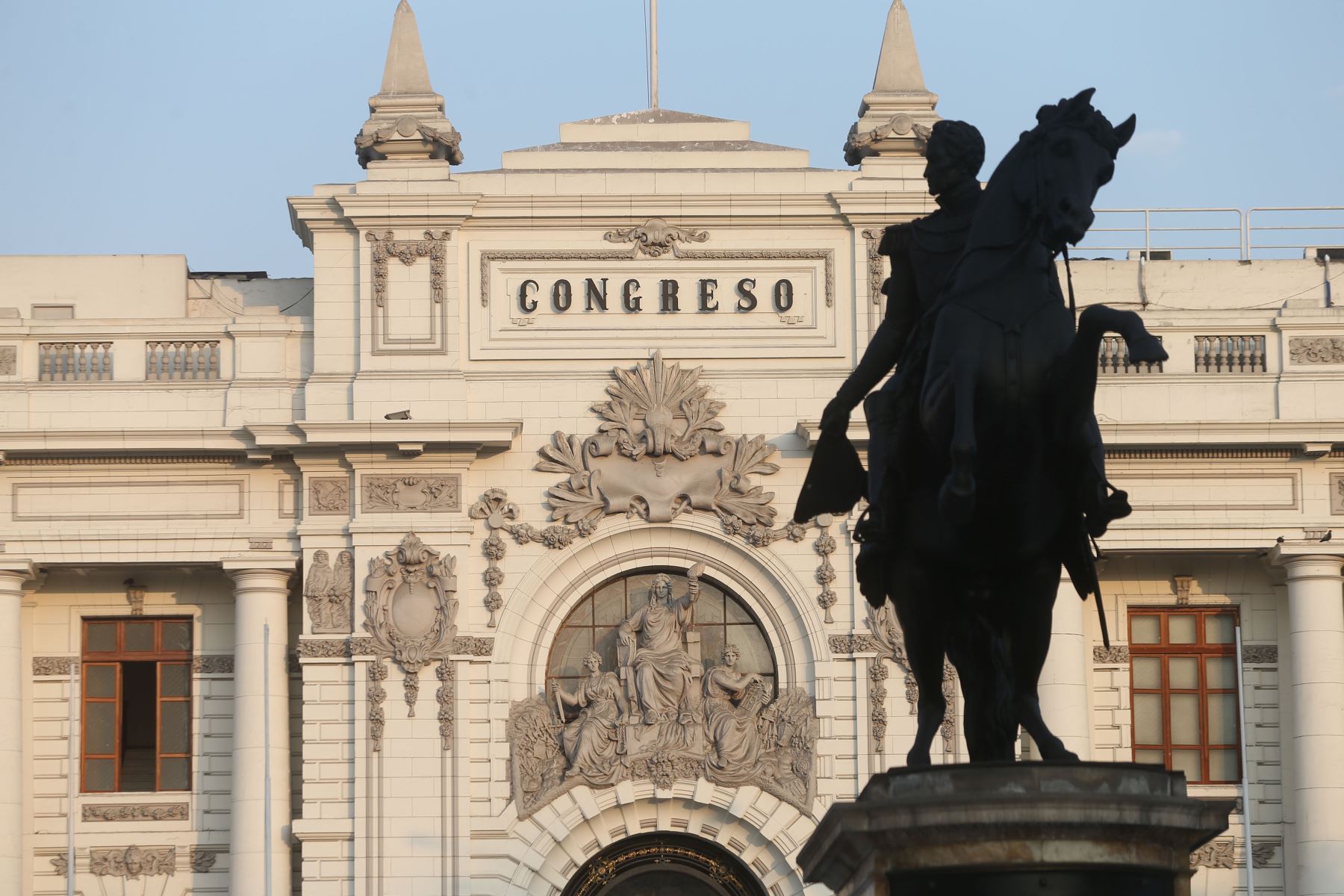 Parlamento pone contra las cuerdas al gobierno de Martín Vizcarra