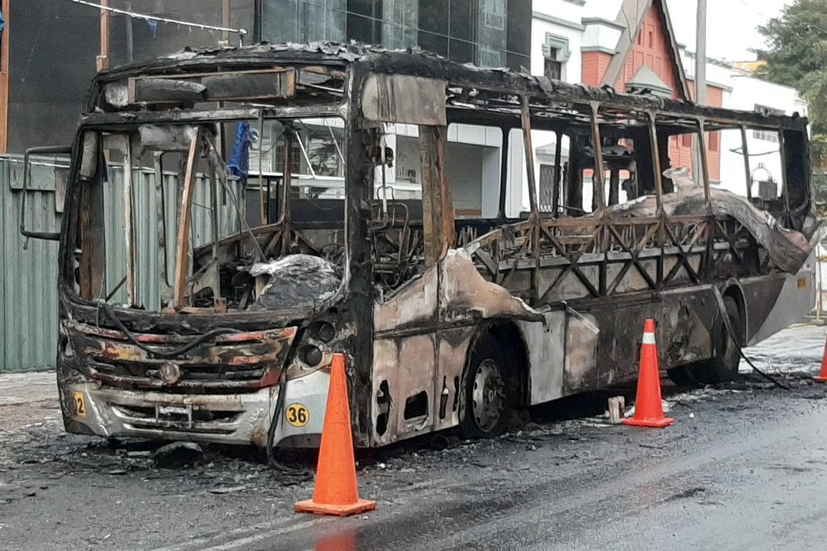 Se incendia bus de transporte público en Miraflores