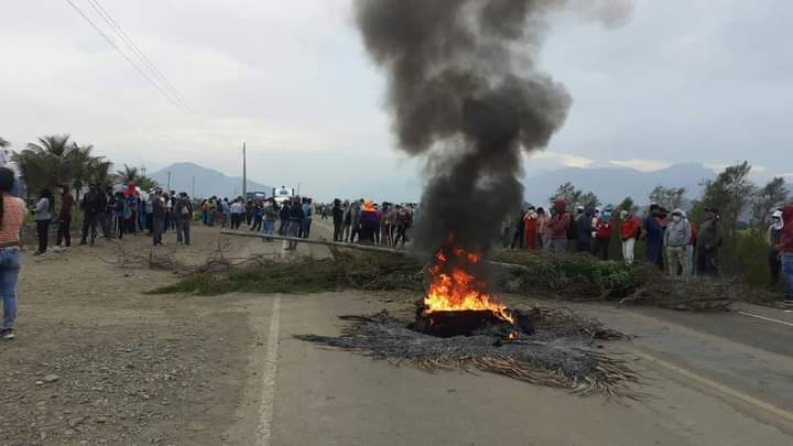 Trabajadores de San Juan bloquean carretera y acusan a Arcadio Huancaruna de explotación laboral