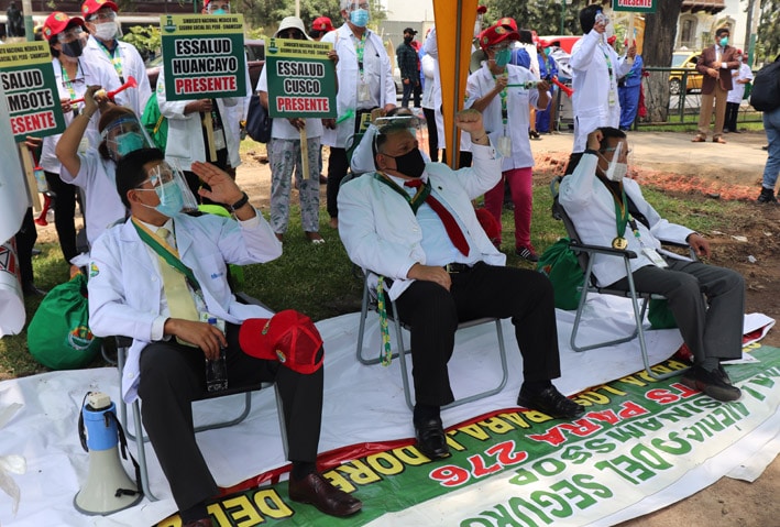 Médicos inician una huelga de hambre contra el Minsa