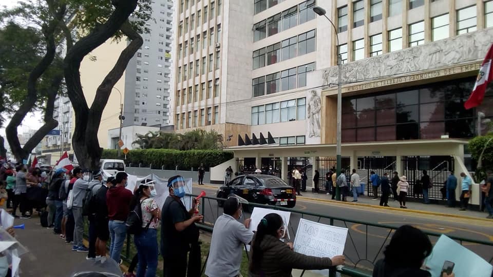 Trabajadores del Club Regatas realizan plantón frente al Ministerio de Trabajo