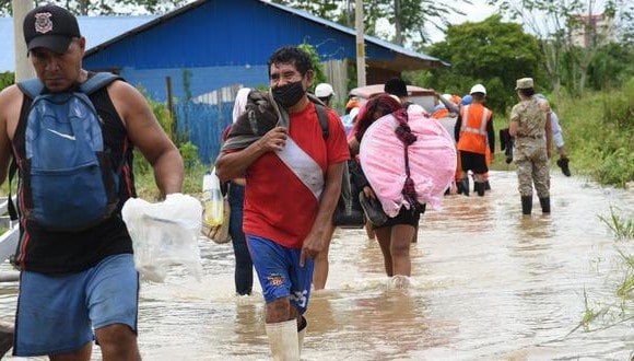Madre de Dios: Ejército del Perú auxilian a familias damnificadas por inundaciones