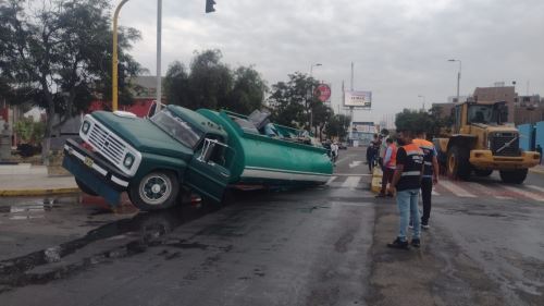 Trujillo: Camión cisterna se hunde en plena vía pública 