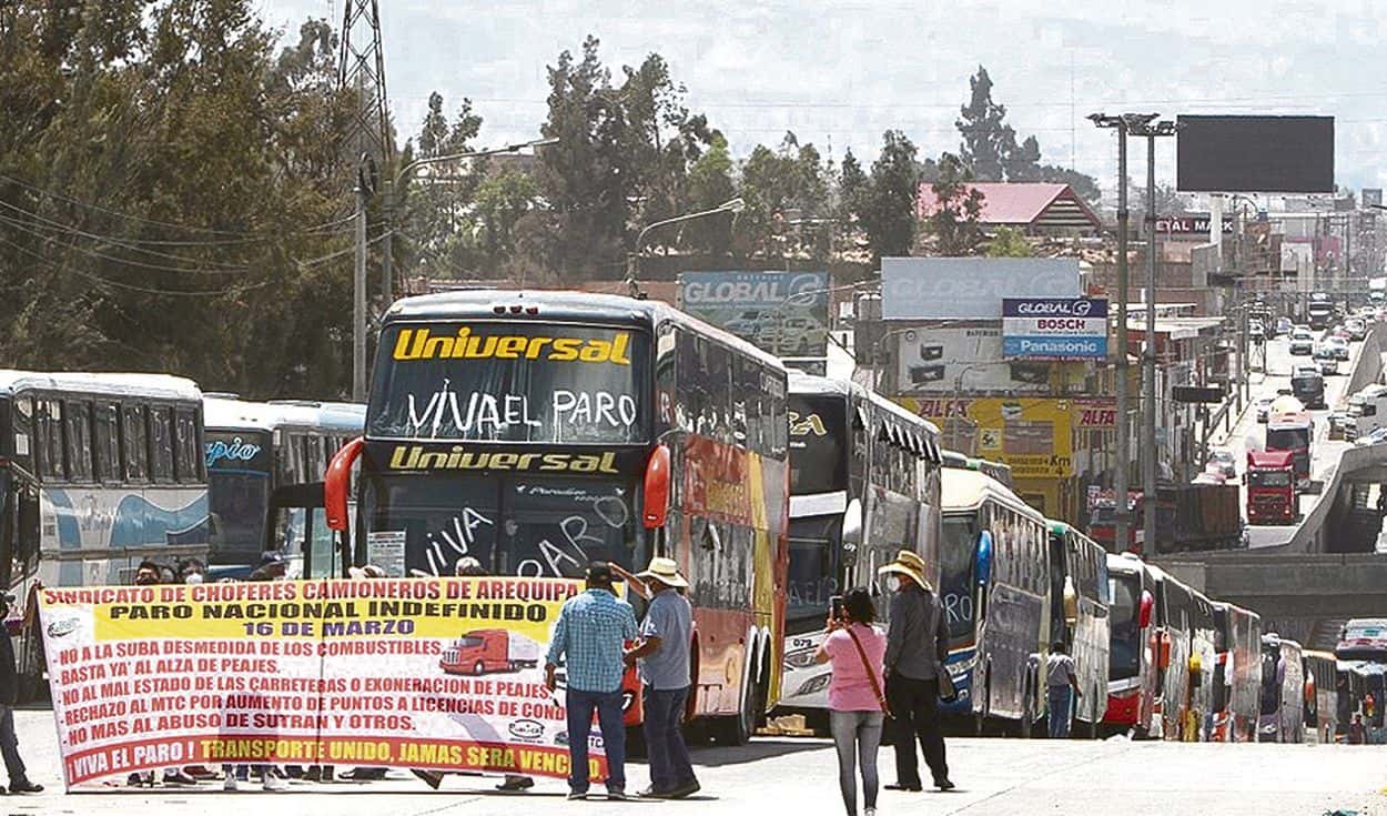 Transportistas paralizan al Perú con huelga indefinida