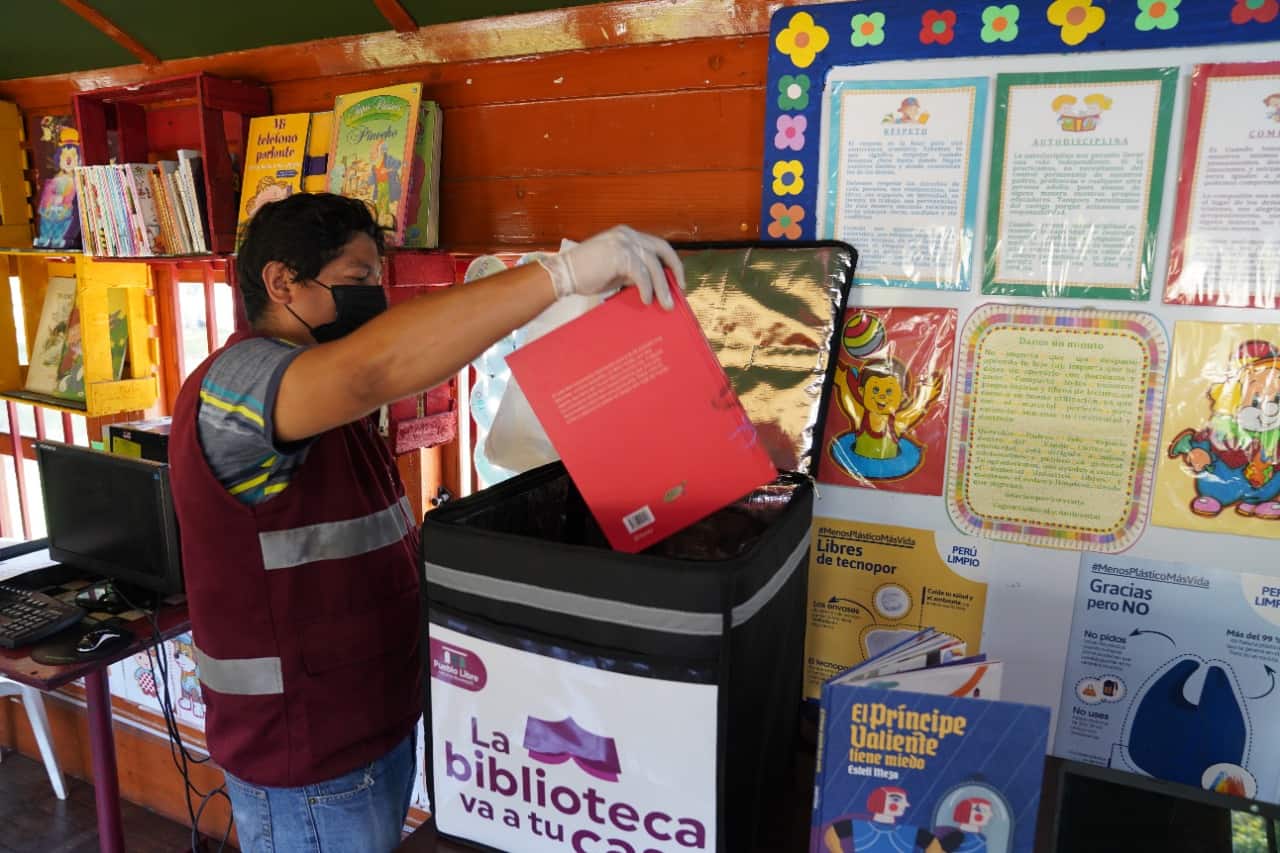 Con cámara anticovid desinfectan libros para prestarlas a vecinos en Pueblo Libre
