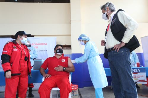 Callao: Más de 1,200 bomberos recibieron la vacuna contra el coronavirus 