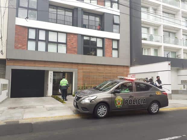 Vecinos de un exclusivo condómino ubicado en la cuadra 33 de la avenida Arequipa, distrito de San Isidro, denunciaron que una minivan