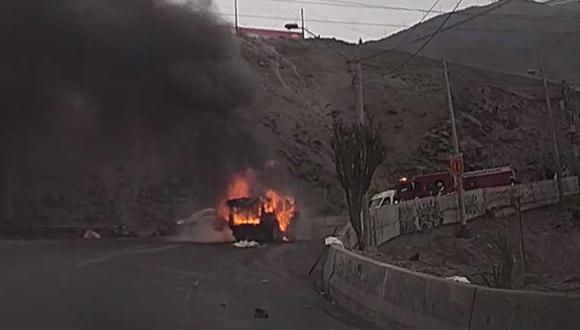 Surco: Camioneta se incendia y conductor se salvó de morir  