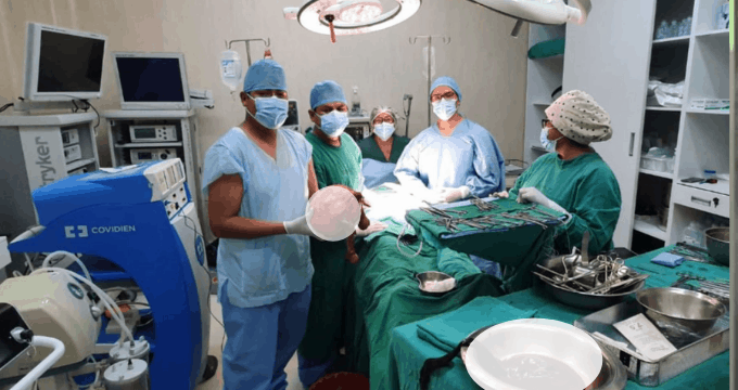 Tacna: Médicos logran salvar la vida de una mujer tras extraerle un tumor gigante 