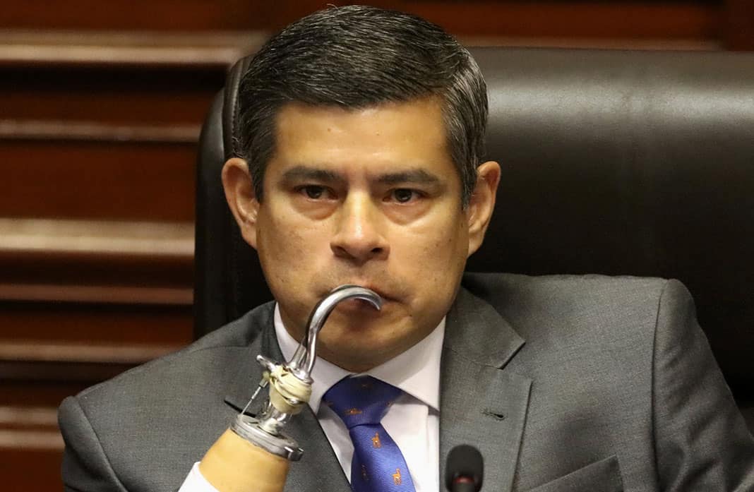 Admiten denuncia constitucional contra Luis Galarreta