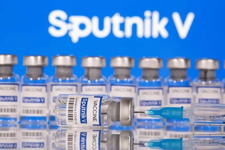 Pese al pico de contagios y muertes, Rusia no alcanzará meta de vacunación con Sputnik V