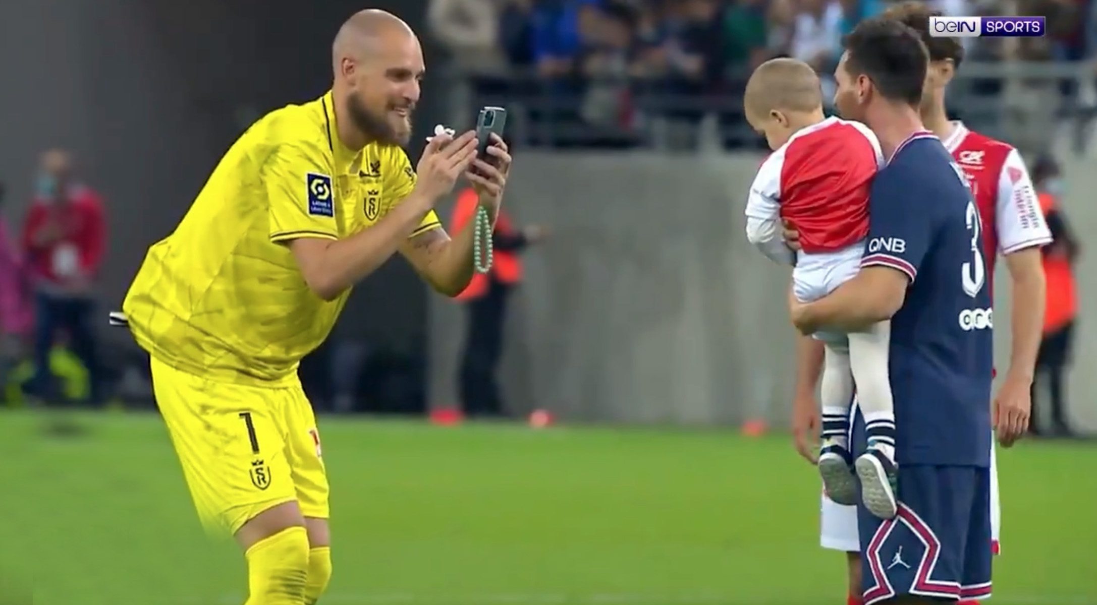 El portero del Reims le pide una foto a Messi junto a su hijo