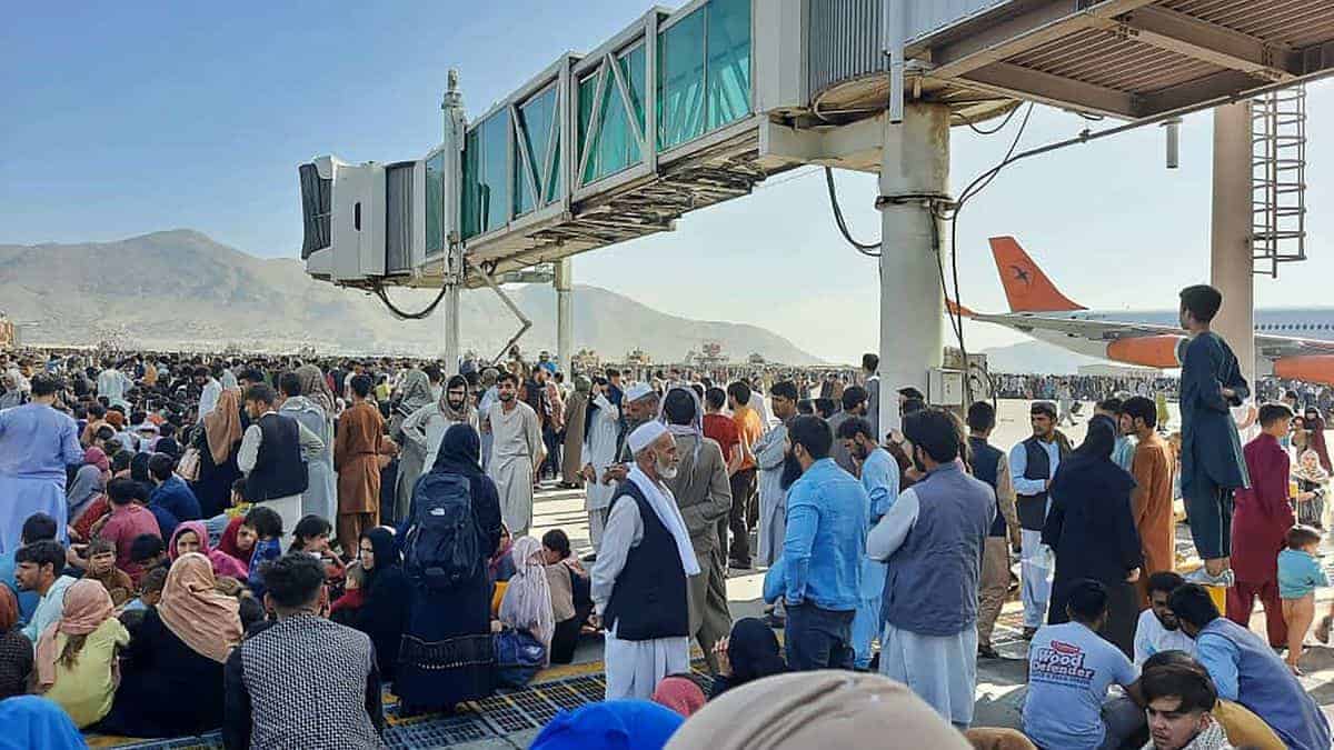 Kabul: Miles de afganos están desesperados y buscan huir del país